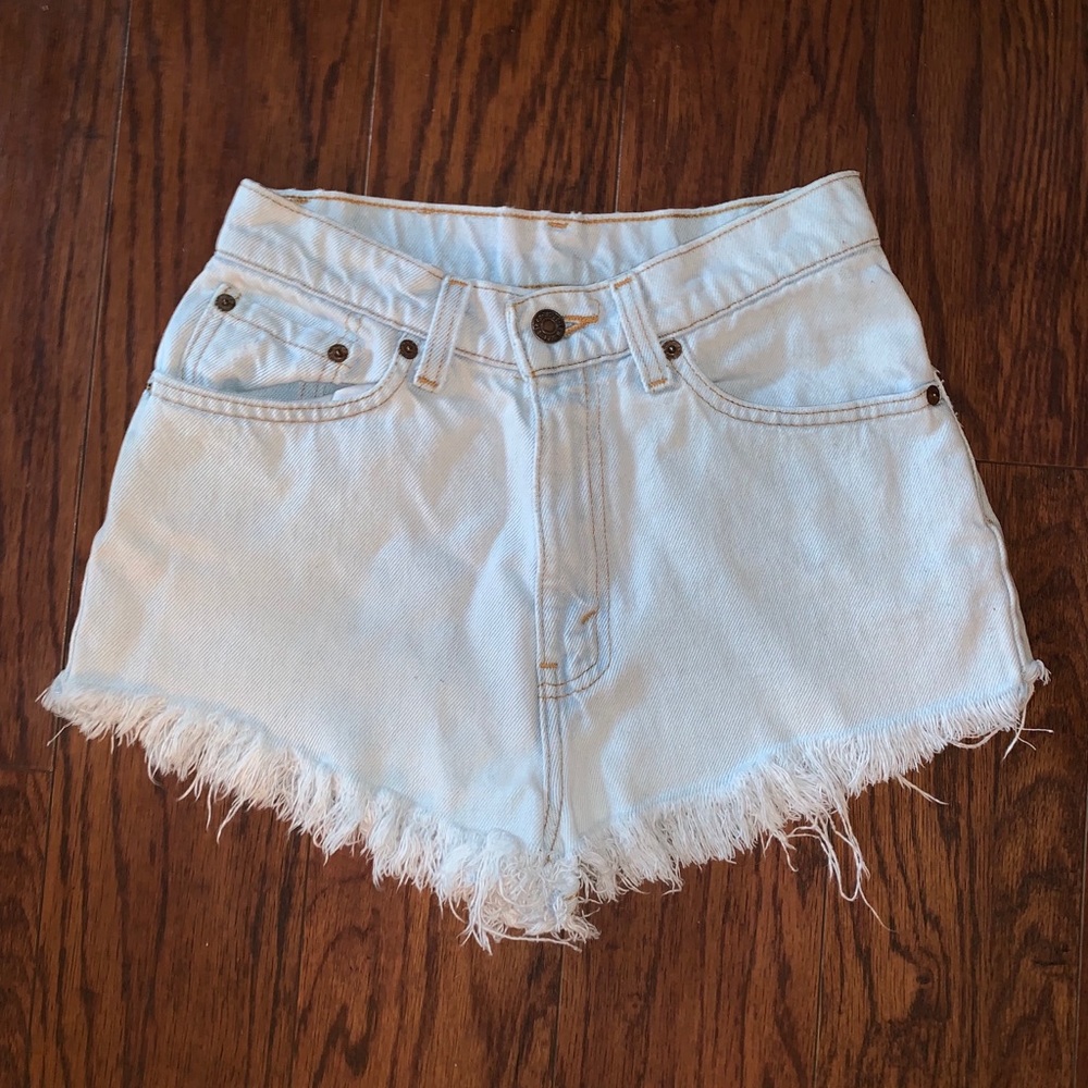 Vintage 512 Levi’s high-waisted shorts